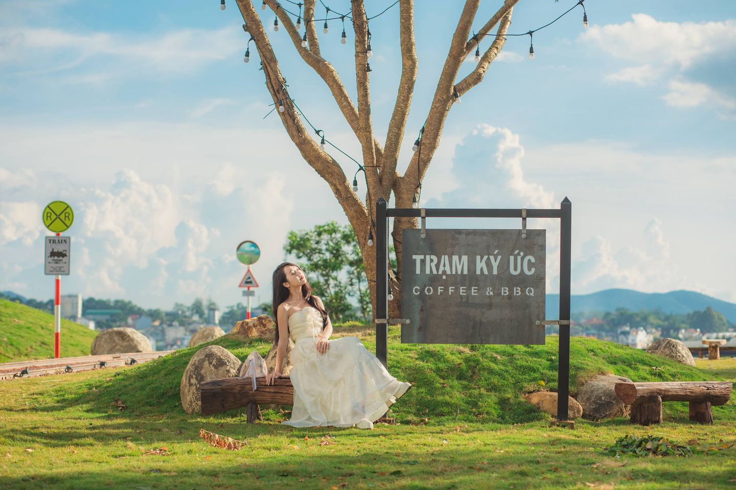 Trạm Ký Ức có gì? Ngắm thung lũng lên đèn cực đẹp